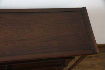 中古　美品　民芸家具　指物家具　カリン材製　漆塗りが上質な雰囲気を高める国産の飾り棚(戸棚、違い棚、茶棚、収納棚、花梨材)(R-047372)