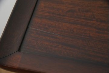 中古　美品　民芸家具　指物家具　カリン材製　漆塗りが上質な雰囲気を高める国産の飾り棚(戸棚、違い棚、茶棚、収納棚、花梨材)(R-047372)
