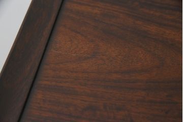 中古　美品　民芸家具　指物家具　カリン材製　漆塗りが上質な雰囲気を高める国産の飾り棚(戸棚、違い棚、茶棚、収納棚、花梨材)(R-047372)