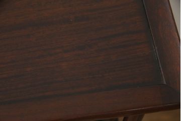 中古　美品　民芸家具　指物家具　カリン材製　漆塗りが上質な雰囲気を高める国産の飾り棚(戸棚、違い棚、茶棚、収納棚、花梨材)(R-047372)