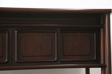 中古　美品　民芸家具　指物家具　カリン材製　漆塗りが上質な雰囲気を高める国産の飾り棚(戸棚、違い棚、茶棚、収納棚、花梨材)(R-047372)