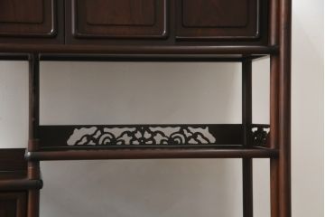 中古　美品　民芸家具　指物家具　カリン材製　漆塗りが上質な雰囲気を高める国産の飾り棚(戸棚、違い棚、茶棚、収納棚、花梨材)(R-047372)