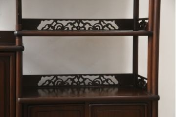 中古　美品　民芸家具　指物家具　カリン材製　漆塗りが上質な雰囲気を高める国産の飾り棚(戸棚、違い棚、茶棚、収納棚、花梨材)(R-047372)