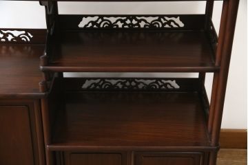 中古　美品　民芸家具　指物家具　カリン材製　漆塗りが上質な雰囲気を高める国産の飾り棚(戸棚、違い棚、茶棚、収納棚、花梨材)(R-047372)