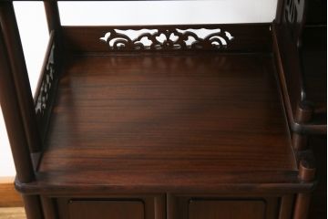 中古　美品　民芸家具　指物家具　カリン材製　漆塗りが上質な雰囲気を高める国産の飾り棚(戸棚、違い棚、茶棚、収納棚、花梨材)(R-047372)