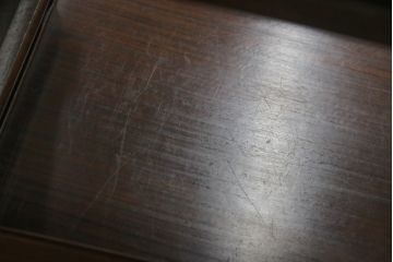 中古　美品　民芸家具　指物家具　カリン材製　漆塗りが上質な雰囲気を高める国産の飾り棚(戸棚、違い棚、茶棚、収納棚、花梨材)(R-047372)