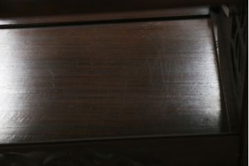 中古　美品　民芸家具　指物家具　カリン材製　漆塗りが上質な雰囲気を高める国産の飾り棚(戸棚、違い棚、茶棚、収納棚、花梨材)(R-047372)