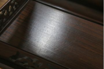 中古　美品　民芸家具　指物家具　カリン材製　漆塗りが上質な雰囲気を高める国産の飾り棚(戸棚、違い棚、茶棚、収納棚、花梨材)(R-047372)