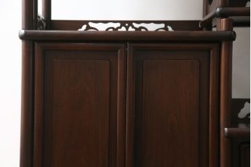 中古　美品　民芸家具　指物家具　カリン材製　漆塗りが上質な雰囲気を高める国産の飾り棚(戸棚、違い棚、茶棚、収納棚、花梨材)(R-047372)