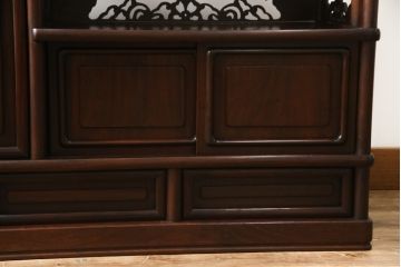 中古　美品　民芸家具　指物家具　カリン材製　漆塗りが上質な雰囲気を高める国産の飾り棚(戸棚、違い棚、茶棚、収納棚、花梨材)(R-047372)