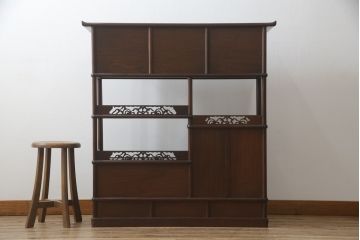 中古　美品　民芸家具　指物家具　カリン材製　漆塗りが上質な雰囲気を高める国産の飾り棚(戸棚、違い棚、茶棚、収納棚、花梨材)(R-047372)