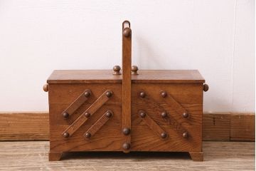アンティーク雑貨　松本民芸家具　絶版品!希少!　木の温もりを感じる脚付きソーイングボックス(針箱、裁縫箱)(R-047377)