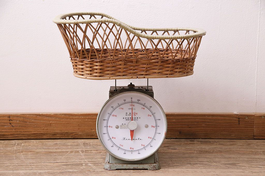 アンティーク雑貨　昭和中期　Tanimoto　レトロな佇まいが可愛らしいベビースケール(赤ちゃん体重計、ベビー秤、籠付き、バスケット)(R-047380)