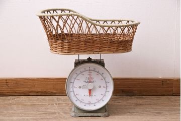 アンティーク雑貨　昭和中期　Tanimoto　レトロな佇まいが可愛らしいベビースケール(赤ちゃん体重計、ベビー秤、籠付き、バスケット)(R-047380)