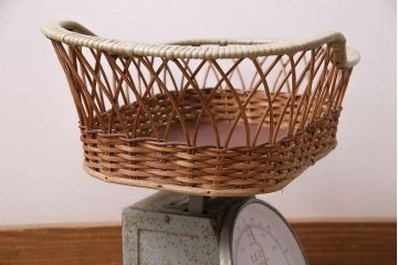 アンティーク雑貨　昭和中期　Tanimoto　レトロな佇まいが可愛らしいベビースケール(赤ちゃん体重計、ベビー秤、籠付き、バスケット)(R-047380)