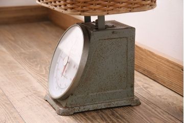 アンティーク雑貨　昭和中期　Tanimoto　レトロな佇まいが可愛らしいベビースケール(赤ちゃん体重計、ベビー秤、籠付き、バスケット)(R-047380)