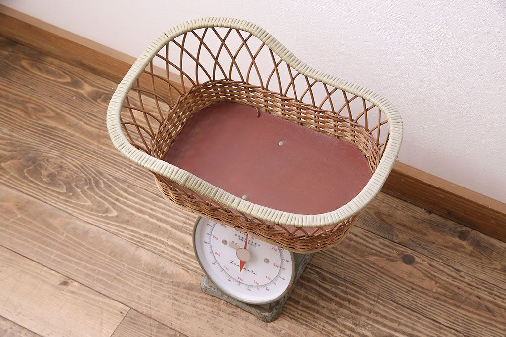 アンティーク雑貨　昭和中期　Tanimoto　レトロな佇まいが可愛らしいベビースケール(赤ちゃん体重計、ベビー秤、籠付き、バスケット)(R-047380)