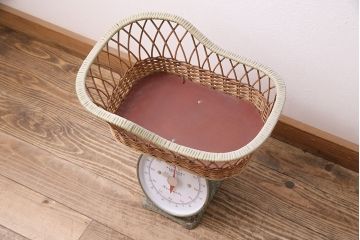 アンティーク雑貨　昭和中期　Tanimoto　レトロな佇まいが可愛らしいベビースケール(赤ちゃん体重計、ベビー秤、籠付き、バスケット)(R-047380)