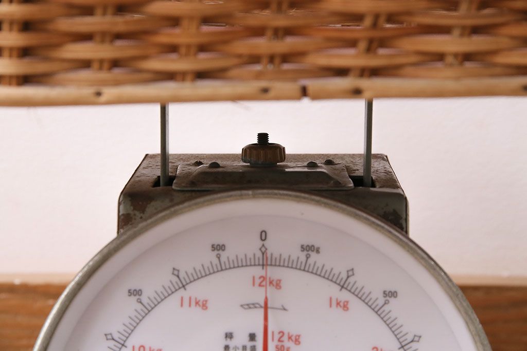 アンティーク雑貨　昭和中期　Tanimoto　レトロな佇まいが可愛らしいベビースケール(赤ちゃん体重計、ベビー秤、籠付き、バスケット)(R-047380)