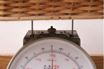 アンティーク雑貨　昭和中期　Tanimoto　レトロな佇まいが可愛らしいベビースケール(赤ちゃん体重計、ベビー秤、籠付き、バスケット)(R-047380)