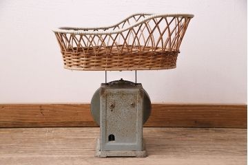 アンティーク雑貨　昭和中期　Tanimoto　レトロな佇まいが可愛らしいベビースケール(赤ちゃん体重計、ベビー秤、籠付き、バスケット)(R-047380)