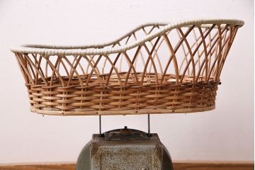 アンティーク雑貨　昭和中期　Tanimoto　レトロな佇まいが可愛らしいベビースケール(赤ちゃん体重計、ベビー秤、籠付き、バスケット)(R-047380)