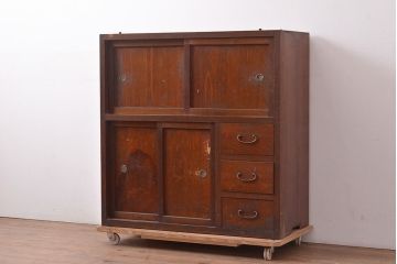 和製アンティーク　レトロな雰囲気たっぷり!シンプルなデザインが取り入れやすい戸棚(収納棚、キャビネット)(R-047384)