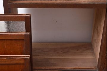 和製アンティーク　レトロな雰囲気たっぷり!シンプルなデザインが取り入れやすい戸棚(収納棚、キャビネット)(R-047384)