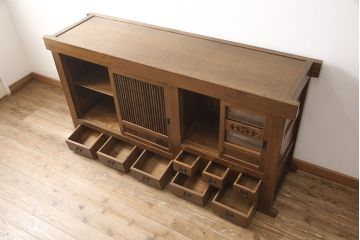 ビンテージ　民芸家具　総ヒノキ材製　1970年頃につくられた和の空間づくりにぴったりな収納棚(水屋箪笥、サイドボード、戸棚、ヴィンテージ)(R-047386)