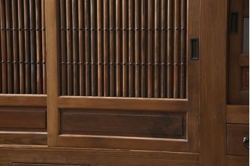 ビンテージ　民芸家具　総ヒノキ材製　1970年頃につくられた和の空間づくりにぴったりな収納棚(水屋箪笥、サイドボード、戸棚、ヴィンテージ)(R-047386)