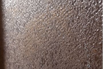 和製アンティーク　ダイヤガラスがレトロな雰囲気を演出する栓材製ガラス戸棚(収納棚、キャビネット)(R-047390)