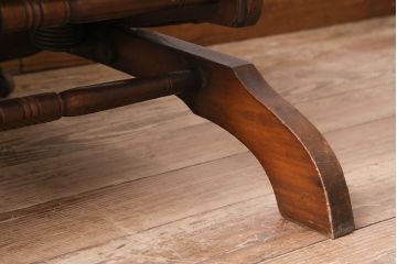 イギリスアンティーク　ウォールナット材　スプリング式が珍しい!深紅のファブリックがお洒落なロッキングチェア(アームチェア、椅子)(R-047391)