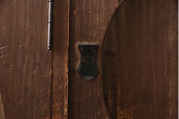 和製アンティーク　ガラスを入れて丸窓に!大正ロマン香る箪笥ローボード(収納棚)(R-047393)