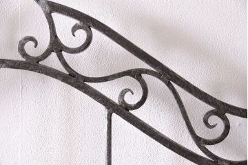 中古　イギリス家具　MAITLAND SMITH(メートランドスミス)　アンティーク風のデザインがお洒落なアイアンラック(飾り棚、シェルフ)(R-047396)