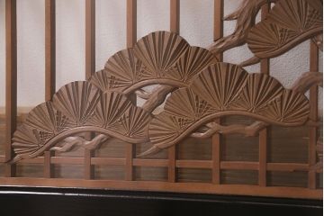 和製アンティーク　両面ガラス　松の彫りと格子が落ち着いた和の空間を演出する欄間(明り取り、建具)(R-047399)