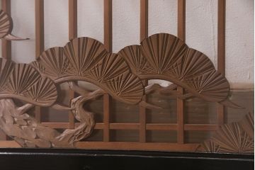 和製アンティーク　両面ガラス　松の彫りと格子が落ち着いた和の空間を演出する欄間(明り取り、建具)(R-047399)