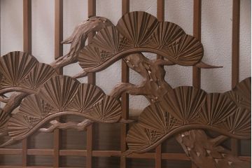 和製アンティーク　両面ガラス　松の彫りと格子が落ち着いた和の空間を演出する欄間(明り取り、建具)(R-047399)