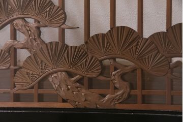 和製アンティーク　両面ガラス　松の彫りと格子が落ち着いた和の空間を演出する欄間(明り取り、建具)(R-047399)