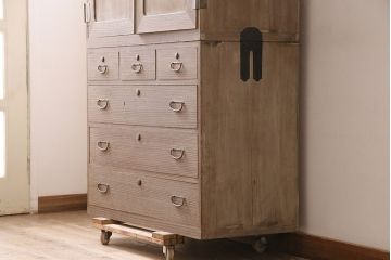 昭和レトロ　桐材　年月を重ねた味わい深さ漂う重ね箪笥(衣装箪笥、着物箪笥、整理箪笥、桐箪笥、桐たんす)(R-047401)