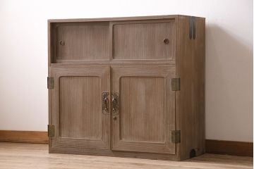 昭和レトロ　桐材　年月を重ねた味わい深さ漂う収納棚(戸棚、キャビネット、サイドボード)(R-047402)