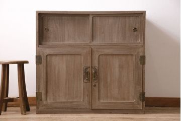 昭和レトロ　桐材　年月を重ねた味わい深さ漂う収納棚(戸棚、キャビネット、サイドボード)(R-047402)