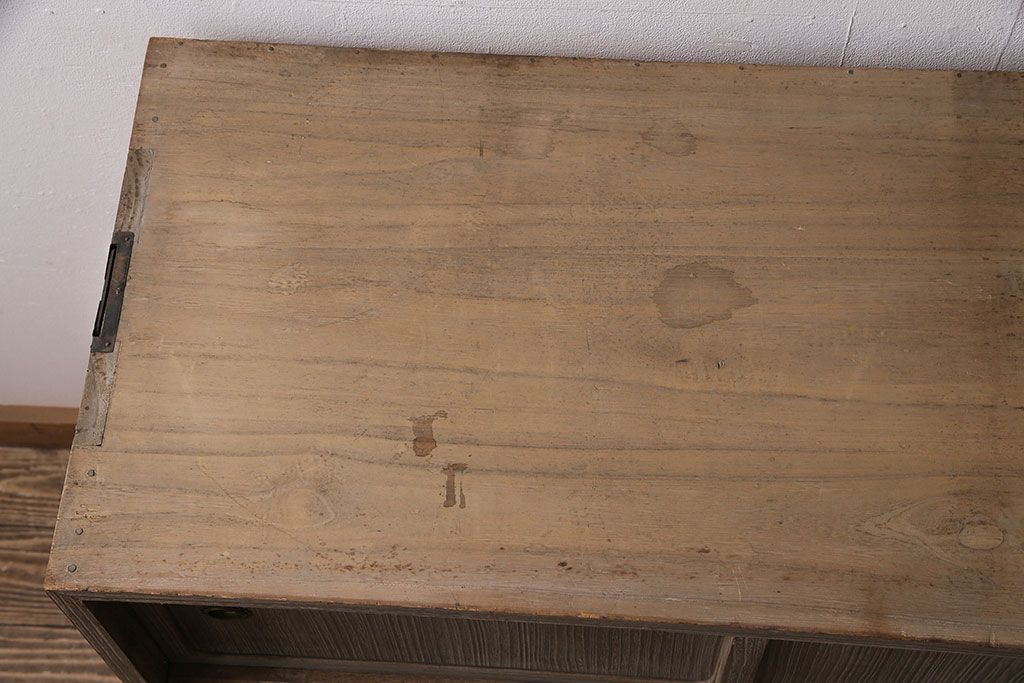 昭和レトロ　桐材　年月を重ねた味わい深さ漂う収納棚(戸棚、キャビネット、サイドボード)(R-047402)