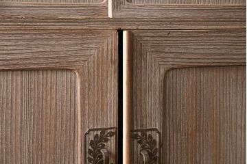 昭和レトロ　桐材　年月を重ねた味わい深さ漂う収納棚(戸棚、キャビネット、サイドボード)(R-047402)