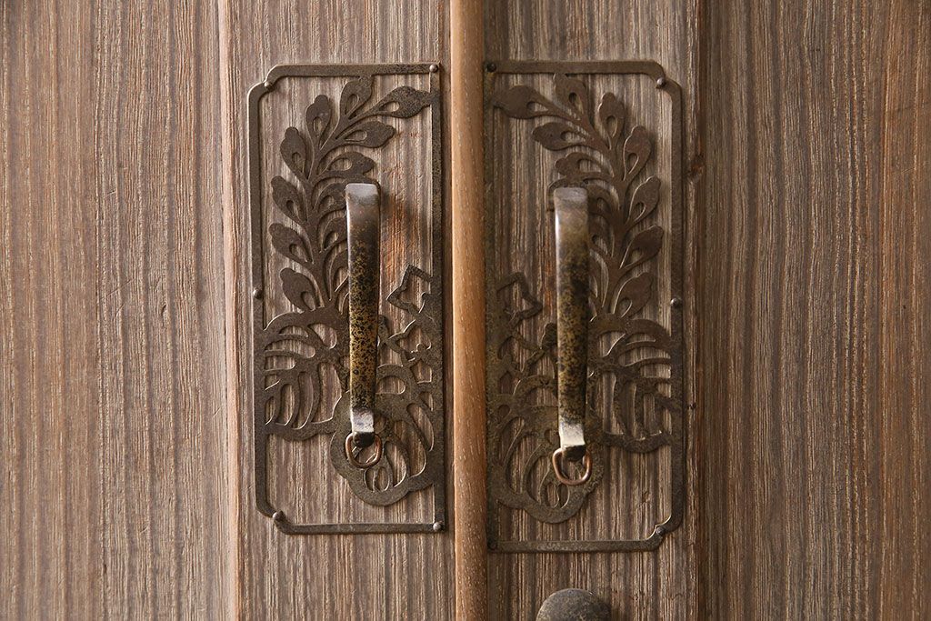 昭和レトロ　桐材　年月を重ねた味わい深さ漂う収納棚(戸棚、キャビネット、サイドボード)(R-047402)