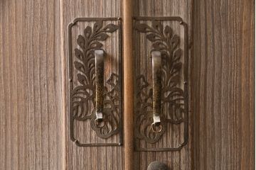 昭和レトロ　桐材　年月を重ねた味わい深さ漂う収納棚(戸棚、キャビネット、サイドボード)(R-047402)