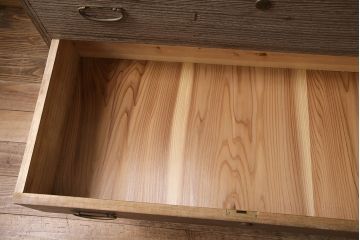 昭和レトロ　桐材　年月を重ねた味わい深さ漂う衣装箪笥(整理箪笥、和タンス、桐箪笥、桐たんす)(R-047403)