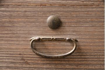 昭和レトロ　桐材　年月を重ねた味わい深さ漂う衣装箪笥(整理箪笥、和タンス、桐箪笥、桐たんす)(R-047403)