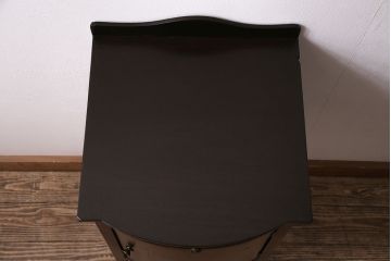 イギリスアンティーク　ウォールナット材　象嵌細工　ラウンド型のフォルムが可愛らしいサイドキャビネット(収納棚、飾り台)(R-047404)
