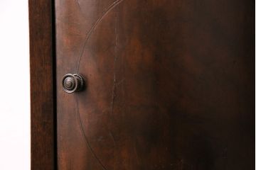 イギリスアンティーク　ウォールナット材　象嵌細工　ラウンド型のフォルムが可愛らしいサイドキャビネット(収納棚、飾り台)(R-047404)