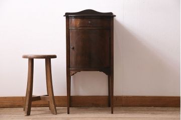 イギリスアンティーク　ウォールナット材　象嵌細工　ラウンド型のフォルムが可愛らしいサイドキャビネット(収納棚、飾り台)(R-047404)